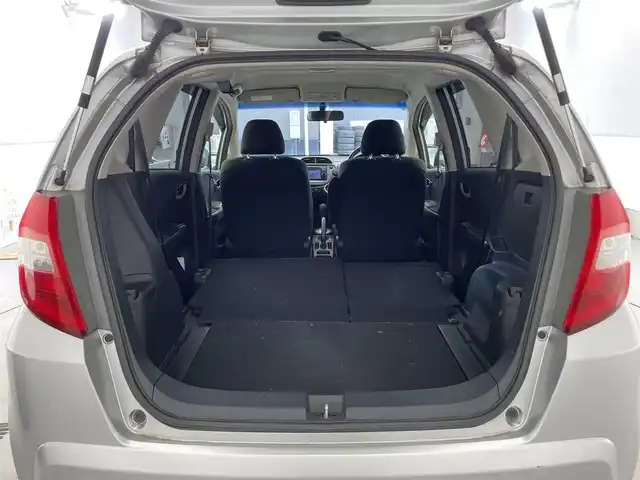 ホンダ フィット G スマートセレ ファインスタイル 滋賀県 2013(平25)年 12.5万km アラバスターシルバーメタリック 純正ディスプレイオーディオ/　USB/SD/CD/ワンセグ/ビルトインETC/バックカメラ/ステアリングスイッチ/オートライト/パワーステアリング/フロントデフロスター/スマートキー/ドアバイザー/リアワイパー