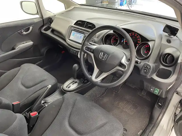 ホンダ フィット G スマートセレ ファインスタイル 滋賀県 2013(平25)年 12.5万km アラバスターシルバーメタリック 純正ディスプレイオーディオ/　USB/SD/CD/ワンセグ/ビルトインETC/バックカメラ/ステアリングスイッチ/オートライト/パワーステアリング/フロントデフロスター/スマートキー/ドアバイザー/リアワイパー