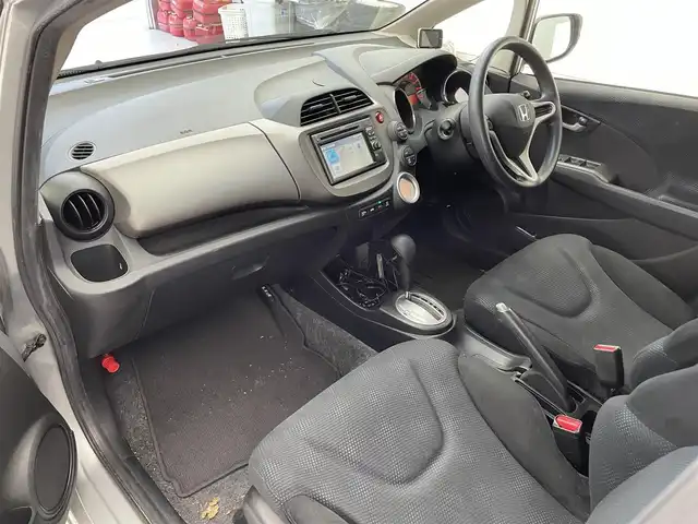 ホンダ フィット G スマートセレ ファインスタイル 滋賀県 2013(平25)年 12.5万km アラバスターシルバーメタリック 純正ディスプレイオーディオ/　USB/SD/CD/ワンセグ/ビルトインETC/バックカメラ/ステアリングスイッチ/オートライト/パワーステアリング/フロントデフロスター/スマートキー/ドアバイザー/リアワイパー