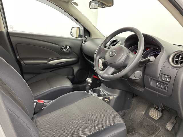 日産 ラティオ G 道央・札幌 2012(平24)年 4.4万km ブリリアントシルバー ・ワンオーナー/・純正オーディオ/・CD/AUX/・横滑り防止装置/ETC/・プッシュスタート/スマートキー/・ヘッドライトレベライザー/・電動格納ミラー/・純正フロアマット/・オートエアコン/・ドアバイザー/・積込夏タイヤ純正AWセット