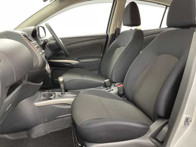 日産 ラティオ G 道央・札幌 2012(平24)年 4.4万km ブリリアントシルバー ・ワンオーナー/・純正オーディオ/・CD/AUX/・横滑り防止装置/ETC/・プッシュスタート/スマートキー/・ヘッドライトレベライザー/・電動格納ミラー/・純正フロアマット/・オートエアコン/・ドアバイザー/・積込夏タイヤ純正AWセット