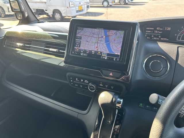 ホンダ Ｎ ＢＯＸ カスタム G L ホンダセンシング 岐阜県 2018(平30)年 3.3万km プラチナホワイトパール 登録時走行距離32399km/社外ナビ（AVIC-RZ802）/フルセグテレビ/バックカメラ/Blue tooth・CD・DVD・SDミュージックサーバー・USB/ビルトインETC/両側パワースライドドア/エアロ（サイド）/ホンダセンシング/衝突軽減ブレーキ/先行車発進お知らせ機能/歩行者事故低減ステアリング/標識認識機能/EBD（電子制御制動力配分システム）付ABS/コーナーセンサー前後/レーダークルーズコントロール/レーンキープアシスト/ドライブレコーダー前方/LEDヘッドライト/フォグランプ/オートライト/横滑り防止装置/盗難防止装置/純正14アルミホイール/SRSエアバッグシステム運転席・助手席/カーテンエアバッグ/布系シート/ベンチシート/社外フロアマット/プッシュスタート/スマートキー/スペアキー1本/パドルシフト/アイドリングストップ/オートエアコン/取扱説明書/保証書/記録簿