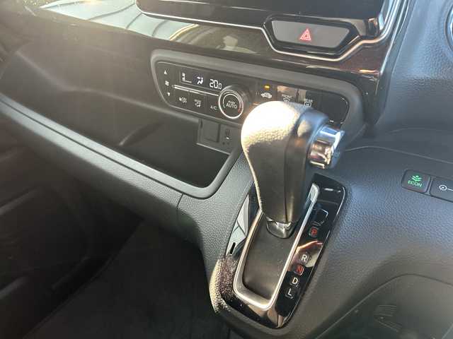 ホンダ Ｎ ＢＯＸ カスタム G L ホンダセンシング 岐阜県 2018(平30)年 3.3万km プラチナホワイトパール 登録時走行距離32399km/社外ナビ（AVIC-RZ802）/フルセグテレビ/バックカメラ/Blue tooth・CD・DVD・SDミュージックサーバー・USB/ビルトインETC/両側パワースライドドア/エアロ（サイド）/ホンダセンシング/衝突軽減ブレーキ/先行車発進お知らせ機能/歩行者事故低減ステアリング/標識認識機能/EBD（電子制御制動力配分システム）付ABS/コーナーセンサー前後/レーダークルーズコントロール/レーンキープアシスト/ドライブレコーダー前方/LEDヘッドライト/フォグランプ/オートライト/横滑り防止装置/盗難防止装置/純正14アルミホイール/SRSエアバッグシステム運転席・助手席/カーテンエアバッグ/布系シート/ベンチシート/社外フロアマット/プッシュスタート/スマートキー/スペアキー1本/パドルシフト/アイドリングストップ/オートエアコン/取扱説明書/保証書/記録簿