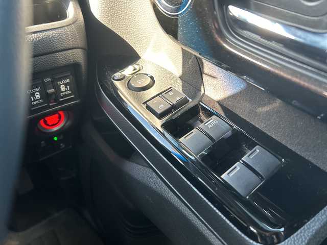 ホンダ Ｎ ＢＯＸ カスタム G L ホンダセンシング 岐阜県 2018(平30)年 3.3万km プラチナホワイトパール 登録時走行距離32399km/社外ナビ（AVIC-RZ802）/フルセグテレビ/バックカメラ/Blue tooth・CD・DVD・SDミュージックサーバー・USB/ビルトインETC/両側パワースライドドア/エアロ（サイド）/ホンダセンシング/衝突軽減ブレーキ/先行車発進お知らせ機能/歩行者事故低減ステアリング/標識認識機能/EBD（電子制御制動力配分システム）付ABS/コーナーセンサー前後/レーダークルーズコントロール/レーンキープアシスト/ドライブレコーダー前方/LEDヘッドライト/フォグランプ/オートライト/横滑り防止装置/盗難防止装置/純正14アルミホイール/SRSエアバッグシステム運転席・助手席/カーテンエアバッグ/布系シート/ベンチシート/社外フロアマット/プッシュスタート/スマートキー/スペアキー1本/パドルシフト/アイドリングストップ/オートエアコン/取扱説明書/保証書/記録簿