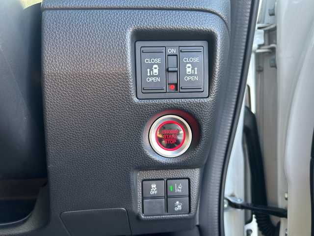 ホンダ Ｎ ＢＯＸ カスタム G L ホンダセンシング 岐阜県 2018(平30)年 3.3万km プラチナホワイトパール 登録時走行距離32399km/社外ナビ（AVIC-RZ802）/フルセグテレビ/バックカメラ/Blue tooth・CD・DVD・SDミュージックサーバー・USB/ビルトインETC/両側パワースライドドア/エアロ（サイド）/ホンダセンシング/衝突軽減ブレーキ/先行車発進お知らせ機能/歩行者事故低減ステアリング/標識認識機能/EBD（電子制御制動力配分システム）付ABS/コーナーセンサー前後/レーダークルーズコントロール/レーンキープアシスト/ドライブレコーダー前方/LEDヘッドライト/フォグランプ/オートライト/横滑り防止装置/盗難防止装置/純正14アルミホイール/SRSエアバッグシステム運転席・助手席/カーテンエアバッグ/布系シート/ベンチシート/社外フロアマット/プッシュスタート/スマートキー/スペアキー1本/パドルシフト/アイドリングストップ/オートエアコン/取扱説明書/保証書/記録簿