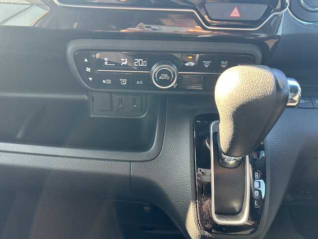 ホンダ Ｎ ＢＯＸ カスタム G L ホンダセンシング 岐阜県 2018(平30)年 3.3万km プラチナホワイトパール 登録時走行距離32399km/社外ナビ（AVIC-RZ802）/フルセグテレビ/バックカメラ/Blue tooth・CD・DVD・SDミュージックサーバー・USB/ビルトインETC/両側パワースライドドア/エアロ（サイド）/ホンダセンシング/衝突軽減ブレーキ/先行車発進お知らせ機能/歩行者事故低減ステアリング/標識認識機能/EBD（電子制御制動力配分システム）付ABS/コーナーセンサー前後/レーダークルーズコントロール/レーンキープアシスト/ドライブレコーダー前方/LEDヘッドライト/フォグランプ/オートライト/横滑り防止装置/盗難防止装置/純正14アルミホイール/SRSエアバッグシステム運転席・助手席/カーテンエアバッグ/布系シート/ベンチシート/社外フロアマット/プッシュスタート/スマートキー/スペアキー1本/パドルシフト/アイドリングストップ/オートエアコン/取扱説明書/保証書/記録簿