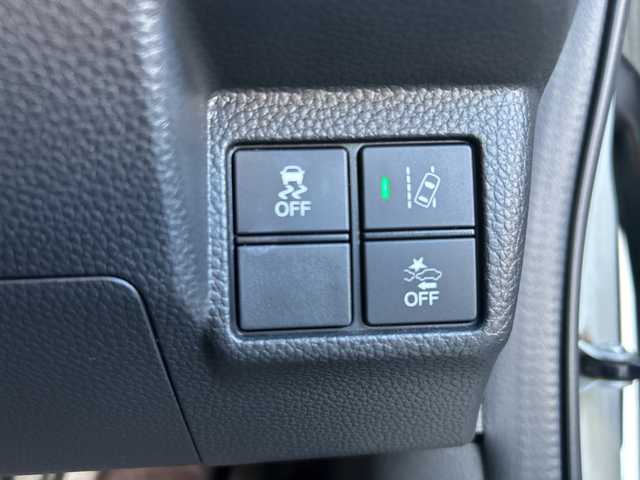 ホンダ Ｎ ＢＯＸ カスタム G L ホンダセンシング 岐阜県 2018(平30)年 3.3万km プラチナホワイトパール 登録時走行距離32399km/社外ナビ（AVIC-RZ802）/フルセグテレビ/バックカメラ/Blue tooth・CD・DVD・SDミュージックサーバー・USB/ビルトインETC/両側パワースライドドア/エアロ（サイド）/ホンダセンシング/衝突軽減ブレーキ/先行車発進お知らせ機能/歩行者事故低減ステアリング/標識認識機能/EBD（電子制御制動力配分システム）付ABS/コーナーセンサー前後/レーダークルーズコントロール/レーンキープアシスト/ドライブレコーダー前方/LEDヘッドライト/フォグランプ/オートライト/横滑り防止装置/盗難防止装置/純正14アルミホイール/SRSエアバッグシステム運転席・助手席/カーテンエアバッグ/布系シート/ベンチシート/社外フロアマット/プッシュスタート/スマートキー/スペアキー1本/パドルシフト/アイドリングストップ/オートエアコン/取扱説明書/保証書/記録簿