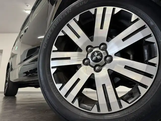 三菱 デリカＤ：５ P 三重県 2019(平31)年 4.9万km ダイヤモンドブラックマイカ ディーゼル・ターボ/フルタイム4WD/MTモード付インパネ8AT/純正 10.1インチナビ QY9000MC/（FM/AM/TV/Music Catcher/Bluetooth/CD/DVD/SD/USB/iPod/HDMI/AUX）/純正 11.5インチ 後席モニター（ALPINE製）/マルチアラウンドモニター/両側オートスライドドア/ドライブレコーダー 前方/ビルトイン ETC/e-Assist/・衝突被害軽減ブレーキシステム/・車線逸脱警報システム/・レーダークルーズコントロールシステム/・オートハイビーム/・誤発進抑制機能（前進時）/・後側方車両検知警報システム（レーンチェンジアシスト機能付）［BSW/LCA］/・後退時交差車両検知警報システム［RCTA］/など/装備/・パワーシート（D6way）/・シートヒーター（D/N）/・左右独立オートエアコン/・後席クーラー＆ヒーター/・AC100V電源コンセント（100W）/・オートライト/・LED ヘッドランプ＋フロントフォグランプ/・パドルシフト/・純正18inAW/・プッシュスタート/・保/取/・スマートキーx2/など