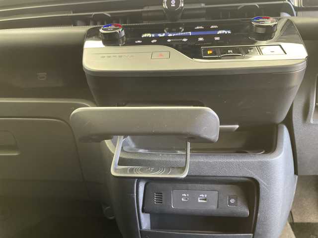 日産 セレナ ハイウェイスター V 群馬県 2023(令5)年 3.1万km パールⅡ 純正フロントエアロ　純正１１型後席モニター　純正１２．３型ナビ　デジタルインナーミラー　プロパイロット　ワイヤレス充電器　両側電動スライドドア　パドルシフト　ＥＴＣ２．０　パドルシフト　禁煙