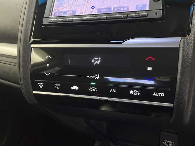 ホンダ フィット ハイブリット Fパッケージ 栃木県 2016(平28)年 3.4万km ブリリアントスポーティブルーメタリック2トーン 福祉車両/助手席回転シート/禁煙車/純正メモリーナビ/・ワンセグ/CD/Bluetooth/SD/USB/バックカメラ/ビルトインETC/前後ドライブレコーダー/オートライト/ステアリングスイッチ/電動格納ウインカーミラー/純正フロアマット/ドアバイザー/●純正ホイールカバー/●保証書/●取扱説明書