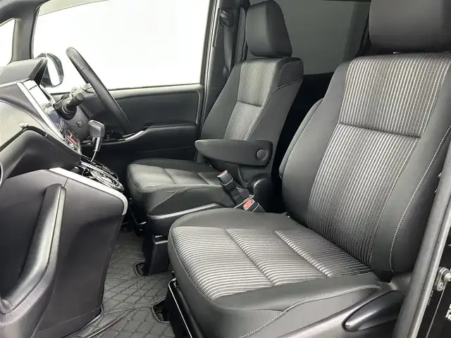 トヨタ ヴォクシー ZS 煌Ⅱ 福岡県 2019(令1)年 5.4万km ブラック 後席モニター　/純正９型ナビ（ＢＴ，フルセグＴＶ）　/バックカメラ/ＥＴＣ　/クルーズコントロール　/コーナーセンサー　/衝突軽減ブレーキ　/レーンキープ　/ＰＫＳＢ　/ＭＴモード付き　/両側電動スライドドア　/ＬＥＤ