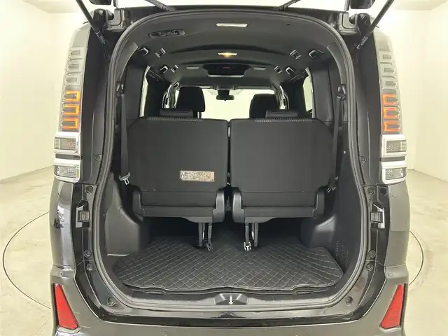 トヨタ ヴォクシー ZS 煌Ⅱ 福岡県 2019(令1)年 5.4万km ブラック 後席モニター　/純正９型ナビ（ＢＴ，フルセグＴＶ）　/バックカメラ/ＥＴＣ　/クルーズコントロール　/コーナーセンサー　/衝突軽減ブレーキ　/レーンキープ　/ＰＫＳＢ　/ＭＴモード付き　/両側電動スライドドア　/ＬＥＤ