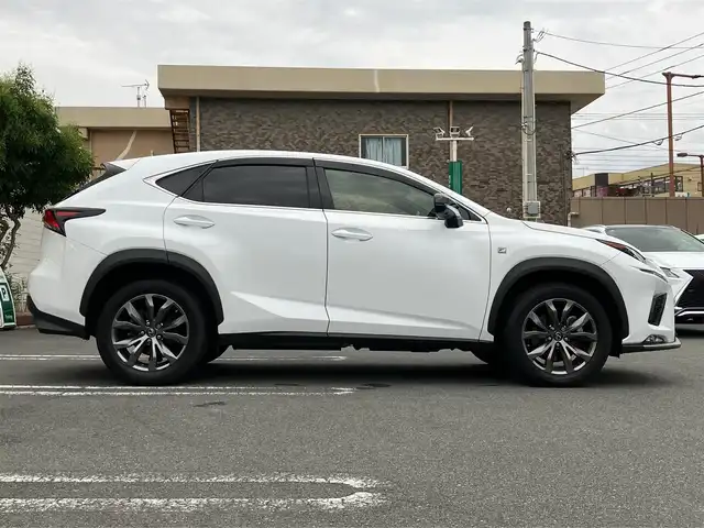 レクサス ＮＸ 300 Fスポーツ 静岡県 2018(平30)年 3.9万km ホワイトノーヴァガラスフレーク エンジンスタートボタン/パワーステアリング/パワーウィンドウ/取扱説明書/MTモード付AT/100V充電/アイドリングストップ/AAC/クルーズコントロール（追従走行：有）/USB入力端子/ビルトインETC2.0/全方位カメラ/純正SDナビ（フルセグTV、BT接続、AUX、CDチェンジャー）/電動リアゲート/D+N席パワーシート/D+N席シートヒーター/D+N席エアシート/ステアリングヒーター/社外フロアマット/純正アルミホイール/ABS/横滑り防止装置/レーンキープアシスト/オートライト/オートマチックハイビーム/前後コーナーセンサー/LEDヘッドライト/W+サイドエアバック/カーテンエアバック/衝突軽減システム