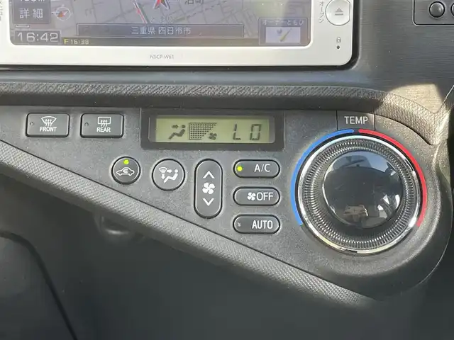 トヨタ アクア S 三重県 2012(平24)年 8.4万km ライムホワイトパールクリスタルシャイン (株)IDOMが運営する【じしゃロン四日市店】の自社ローン専用車両になります。こちらは現金またはオートローンご利用時の価格です。自社ローンご希望の方は別途その旨お申付け下さい/純正SDナビ（CD/DVD/AM/FM）/フルセグTV/バックカメラ/社外14インチAW/エンジンスタートボタン/スマートキー/純正フロアマット