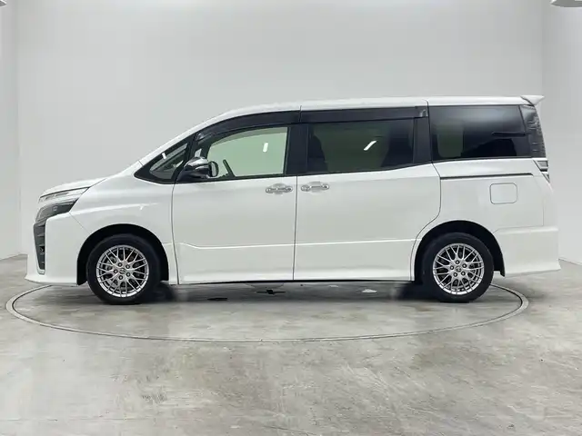 トヨタ ヴォクシー ハイブリッド ZS 煌Ⅲ 群馬県 2021(令3)年 8.4万km ホワイトパールクリスタルシャイン 純正１０型ナビ　バックカメラ　クルーズコントロール　シートヒーター　衝突被害軽減ブレーキ　車線逸脱警報　オートマチックハイビーム　前後ドライブレコーダー　クリアランスソナー　ＬＥＤ　ＥＴＣ　禁煙車