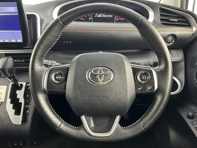 トヨタ シエンタ G クエロ 愛知県 2019(令1)年 3万km ホワイトパールクリスタルシャイン メーカーオプション/前席シートヒーター/ステアリングヒーター/パノラミックビューモニター/ステアリングスイッチ/標準装備/パナソニック9インチフローティングナビ/（フルセグTV/Bluetoot/DVD/CD/AM/FM）/トヨタセーフティセンス/・プリクラッシュセーフティ/・レーンディパーチャーアラート/・オートマチックハイビーム/ETC/デジタルインナーミラー/シートヒーター/ハーフレザーシート/両側パワースライドドア/LEDヘッドライト/フロントフォグランプ/ヘッドライトレベライザー/革巻きシフトノブ/スマートキー/純正フロアマット/プッシュスタート