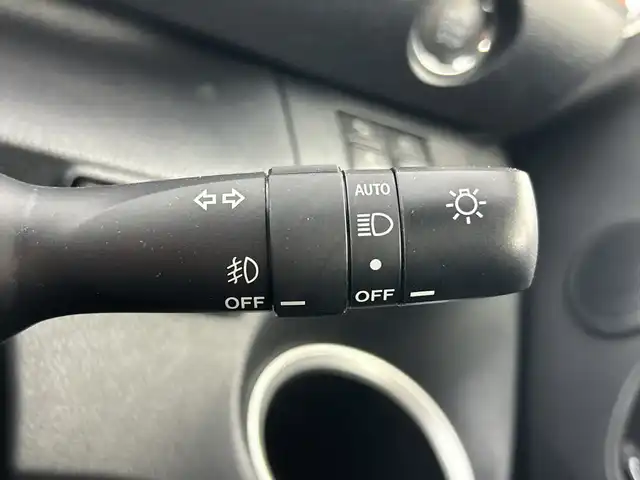 トヨタ シエンタ G クエロ 愛知県 2019(令1)年 3万km ホワイトパールクリスタルシャイン メーカーオプション/前席シートヒーター/ステアリングヒーター/パノラミックビューモニター/ステアリングスイッチ/標準装備/パナソニック9インチフローティングナビ/（フルセグTV/Bluetoot/DVD/CD/AM/FM）/トヨタセーフティセンス/・プリクラッシュセーフティ/・レーンディパーチャーアラート/・オートマチックハイビーム/ETC/デジタルインナーミラー/シートヒーター/ハーフレザーシート/両側パワースライドドア/LEDヘッドライト/フロントフォグランプ/ヘッドライトレベライザー/革巻きシフトノブ/スマートキー/純正フロアマット/プッシュスタート