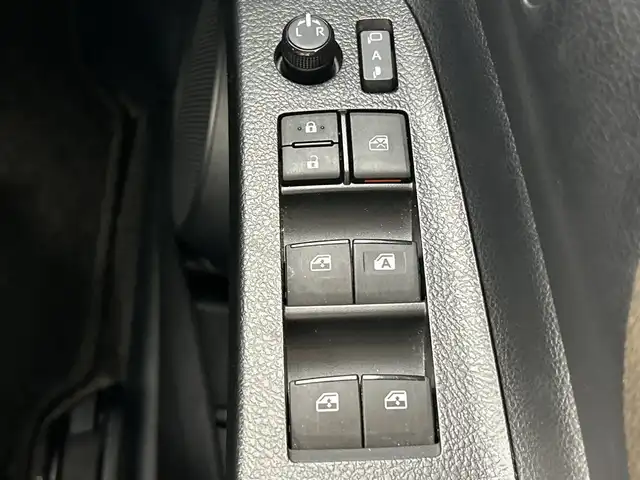 トヨタ シエンタ G クエロ 愛知県 2019(令1)年 3万km ホワイトパールクリスタルシャイン メーカーオプション/前席シートヒーター/ステアリングヒーター/パノラミックビューモニター/ステアリングスイッチ/標準装備/パナソニック9インチフローティングナビ/（フルセグTV/Bluetoot/DVD/CD/AM/FM）/トヨタセーフティセンス/・プリクラッシュセーフティ/・レーンディパーチャーアラート/・オートマチックハイビーム/ETC/デジタルインナーミラー/シートヒーター/ハーフレザーシート/両側パワースライドドア/LEDヘッドライト/フロントフォグランプ/ヘッドライトレベライザー/革巻きシフトノブ/スマートキー/純正フロアマット/プッシュスタート