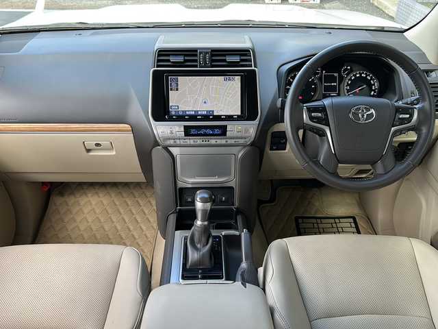 トヨタ ランドクルーザー プラド TX Lパッケージ マットブラED 広島県 2023(令5)年 4.4万km ホワイトパールクリスタルシャイン 禁煙車/７人乗/ブラックルーフレール/ムーンルーフ/トヨタセーフティセンス/・プリクラッシュセーフティ/・レーンディパーチャーアラート/・レーントレーシングアシスト/・オートマチックハイビーム/・RSA/・先行車発進告知/クリアランスソナー/純正９型ナビ（NSZT-Y68T）/・フルセグTV/CD/DVD/Bluetooth/HDMI/USB/バックカメラ/革巻きステアリング/ステアリングスイッチ/オートライト/ヘッドランプウォッシャー/LEDヘッドライト/フォグランプ/レザーシート/シートヒーター/ベンチレーション/パワーシート/前ドライブレコーダー（DRT-H68A）/ETC/純正ドアバイザー/フロアマット