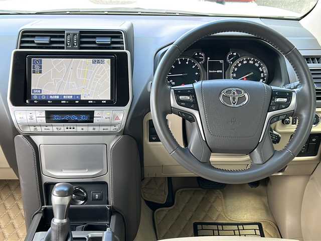 トヨタ ランドクルーザー プラド TX Lパッケージ マットブラED 広島県 2023(令5)年 4.4万km ホワイトパールクリスタルシャイン 禁煙車/７人乗/ブラックルーフレール/ムーンルーフ/トヨタセーフティセンス/・プリクラッシュセーフティ/・レーンディパーチャーアラート/・レーントレーシングアシスト/・オートマチックハイビーム/・RSA/・先行車発進告知/クリアランスソナー/純正９型ナビ（NSZT-Y68T）/・フルセグTV/CD/DVD/Bluetooth/HDMI/USB/バックカメラ/革巻きステアリング/ステアリングスイッチ/オートライト/ヘッドランプウォッシャー/LEDヘッドライト/フォグランプ/レザーシート/シートヒーター/ベンチレーション/パワーシート/前ドライブレコーダー（DRT-H68A）/ETC/純正ドアバイザー/フロアマット