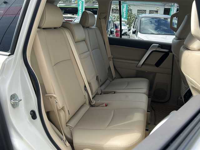 トヨタ ランドクルーザー プラド TX Lパッケージ マットブラED 広島県 2023(令5)年 4.4万km ホワイトパールクリスタルシャイン 禁煙車/７人乗/ブラックルーフレール/ムーンルーフ/トヨタセーフティセンス/・プリクラッシュセーフティ/・レーンディパーチャーアラート/・レーントレーシングアシスト/・オートマチックハイビーム/・RSA/・先行車発進告知/クリアランスソナー/純正９型ナビ（NSZT-Y68T）/・フルセグTV/CD/DVD/Bluetooth/HDMI/USB/バックカメラ/革巻きステアリング/ステアリングスイッチ/オートライト/ヘッドランプウォッシャー/LEDヘッドライト/フォグランプ/レザーシート/シートヒーター/ベンチレーション/パワーシート/前ドライブレコーダー（DRT-H68A）/ETC/純正ドアバイザー/フロアマット