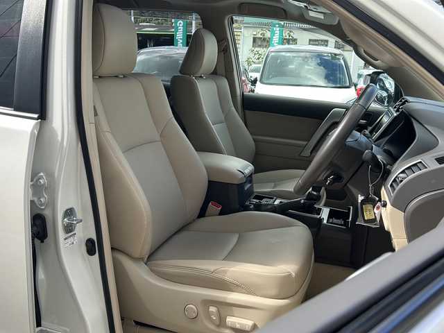 トヨタ ランドクルーザー プラド TX Lパッケージ マットブラED 広島県 2023(令5)年 4.4万km ホワイトパールクリスタルシャイン 禁煙車/７人乗/ブラックルーフレール/ムーンルーフ/トヨタセーフティセンス/・プリクラッシュセーフティ/・レーンディパーチャーアラート/・レーントレーシングアシスト/・オートマチックハイビーム/・RSA/・先行車発進告知/クリアランスソナー/純正９型ナビ（NSZT-Y68T）/・フルセグTV/CD/DVD/Bluetooth/HDMI/USB/バックカメラ/革巻きステアリング/ステアリングスイッチ/オートライト/ヘッドランプウォッシャー/LEDヘッドライト/フォグランプ/レザーシート/シートヒーター/ベンチレーション/パワーシート/前ドライブレコーダー（DRT-H68A）/ETC/純正ドアバイザー/フロアマット