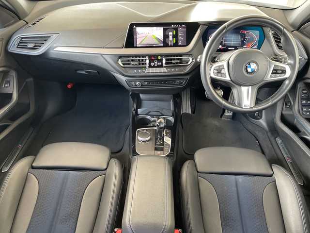 ＢＭＷ ＢＭＷ １１８ｉ Mスポーツ 岐阜県 2021(令3)年 4.8万km サファイアブラックP /10.25インチ純正HDDナビ/(AM/FM/BT/USB)//iDriveナビゲーション・パッケージ/(BMWライブ・コックピット)/(BMWインテリジェント・パーソナル・アシスタント)/(ITSスポット対応DSRC車載器)/(BMWコネクテッド・ドライブ・プロフェッショナル)//コンフォート・パッケージ/(オートマチック・テールゲート・オペレーション)/(アクティブ・クルーズ・コントロール)//ハーフレザーシート//運転席パワーシート//パーキング・アシスト/(パーク・ディスタンス・コントロール)/(パーキング・アシスト)/(リヤ・ビュー・カメラ)/(リバース・アシスト)/(アクティブPDC)//ドライビング・アシスト/(レーン・ディパーチャー・ウォーニング)/(レーン・チェンジ・ウォーニング)/(前車接近警告機能)/(衝突回避・被害軽減ブレーキ)/(後車衝突警告機能)/(クロス・トラフィック・ウォーニング)/(トラフィック・サイン・アシスト)//純正18インチアルミホイール//純正フロアマット//純正LEDヘッドライト//ETC//スペアキー×1
