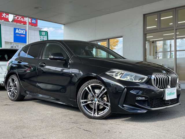 ＢＭＷ ＢＭＷ １１８ｉ Mスポーツ 岐阜県 2021(令3)年 4.8万km サファイアブラックP /10.25インチ純正HDDナビ/(AM/FM/BT/USB)//iDriveナビゲーション・パッケージ/(BMWライブ・コックピット)/(BMWインテリジェント・パーソナル・アシスタント)/(ITSスポット対応DSRC車載器)/(BMWコネクテッド・ドライブ・プロフェッショナル)//コンフォート・パッケージ/(オートマチック・テールゲート・オペレーション)/(アクティブ・クルーズ・コントロール)//ハーフレザーシート//運転席パワーシート//パーキング・アシスト/(パーク・ディスタンス・コントロール)/(パーキング・アシスト)/(リヤ・ビュー・カメラ)/(リバース・アシスト)/(アクティブPDC)//ドライビング・アシスト/(レーン・ディパーチャー・ウォーニング)/(レーン・チェンジ・ウォーニング)/(前車接近警告機能)/(衝突回避・被害軽減ブレーキ)/(後車衝突警告機能)/(クロス・トラフィック・ウォーニング)/(トラフィック・サイン・アシスト)//純正18インチアルミホイール//純正フロアマット//純正LEDヘッドライト//ETC//スペアキー×1