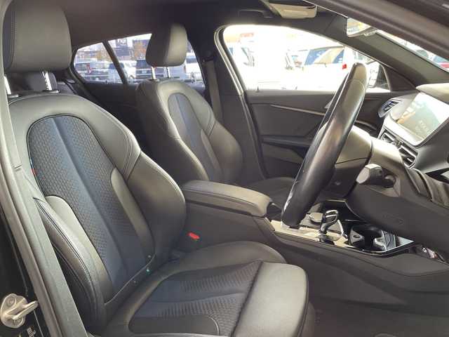 ＢＭＷ ＢＭＷ １１８ｉ Mスポーツ 岐阜県 2021(令3)年 4.8万km サファイアブラックP /10.25インチ純正HDDナビ/(AM/FM/BT/USB)//iDriveナビゲーション・パッケージ/(BMWライブ・コックピット)/(BMWインテリジェント・パーソナル・アシスタント)/(ITSスポット対応DSRC車載器)/(BMWコネクテッド・ドライブ・プロフェッショナル)//コンフォート・パッケージ/(オートマチック・テールゲート・オペレーション)/(アクティブ・クルーズ・コントロール)//ハーフレザーシート//運転席パワーシート//パーキング・アシスト/(パーク・ディスタンス・コントロール)/(パーキング・アシスト)/(リヤ・ビュー・カメラ)/(リバース・アシスト)/(アクティブPDC)//ドライビング・アシスト/(レーン・ディパーチャー・ウォーニング)/(レーン・チェンジ・ウォーニング)/(前車接近警告機能)/(衝突回避・被害軽減ブレーキ)/(後車衝突警告機能)/(クロス・トラフィック・ウォーニング)/(トラフィック・サイン・アシスト)//純正18インチアルミホイール//純正フロアマット//純正LEDヘッドライト//ETC//スペアキー×1