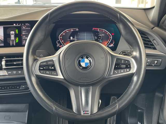 ＢＭＷ ＢＭＷ １１８ｉ Mスポーツ 岐阜県 2021(令3)年 4.8万km サファイアブラックP /10.25インチ純正HDDナビ/(AM/FM/BT/USB)//iDriveナビゲーション・パッケージ/(BMWライブ・コックピット)/(BMWインテリジェント・パーソナル・アシスタント)/(ITSスポット対応DSRC車載器)/(BMWコネクテッド・ドライブ・プロフェッショナル)//コンフォート・パッケージ/(オートマチック・テールゲート・オペレーション)/(アクティブ・クルーズ・コントロール)//ハーフレザーシート//運転席パワーシート//パーキング・アシスト/(パーク・ディスタンス・コントロール)/(パーキング・アシスト)/(リヤ・ビュー・カメラ)/(リバース・アシスト)/(アクティブPDC)//ドライビング・アシスト/(レーン・ディパーチャー・ウォーニング)/(レーン・チェンジ・ウォーニング)/(前車接近警告機能)/(衝突回避・被害軽減ブレーキ)/(後車衝突警告機能)/(クロス・トラフィック・ウォーニング)/(トラフィック・サイン・アシスト)//純正18インチアルミホイール//純正フロアマット//純正LEDヘッドライト//ETC//スペアキー×1