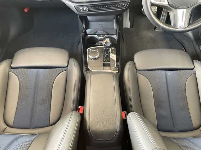 ＢＭＷ ＢＭＷ １１８ｉ Mスポーツ 岐阜県 2021(令3)年 4.8万km サファイアブラックP /10.25インチ純正HDDナビ/(AM/FM/BT/USB)//iDriveナビゲーション・パッケージ/(BMWライブ・コックピット)/(BMWインテリジェント・パーソナル・アシスタント)/(ITSスポット対応DSRC車載器)/(BMWコネクテッド・ドライブ・プロフェッショナル)//コンフォート・パッケージ/(オートマチック・テールゲート・オペレーション)/(アクティブ・クルーズ・コントロール)//ハーフレザーシート//運転席パワーシート//パーキング・アシスト/(パーク・ディスタンス・コントロール)/(パーキング・アシスト)/(リヤ・ビュー・カメラ)/(リバース・アシスト)/(アクティブPDC)//ドライビング・アシスト/(レーン・ディパーチャー・ウォーニング)/(レーン・チェンジ・ウォーニング)/(前車接近警告機能)/(衝突回避・被害軽減ブレーキ)/(後車衝突警告機能)/(クロス・トラフィック・ウォーニング)/(トラフィック・サイン・アシスト)//純正18インチアルミホイール//純正フロアマット//純正LEDヘッドライト//ETC//スペアキー×1