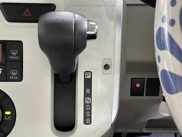 ダイハツ タント X ホワイトアクセント SAⅢ 沖縄県 2017(平29)年 4.1万km ホワイト/シルキーブルーパール 2トーン 県外仕入れ　/禁煙車　/純正ナビ[NSZP-W67D]/（フルセグＴＶ　ＣＤ　ＤＶＤ　Ｂｌｕｅｔｏｏｔｈ）　/バックカメラ/スマートアシストIII/・衝突被害軽減ブレーキ/・車線逸脱警報/・オートマチックハイビーム/片側パワースライドドア　/ドライブレコーダー　/ＥＴＣ　/シートヒーター　/ＵＳＢポート　/コーナーセンサー　/ステアリングスイッチ