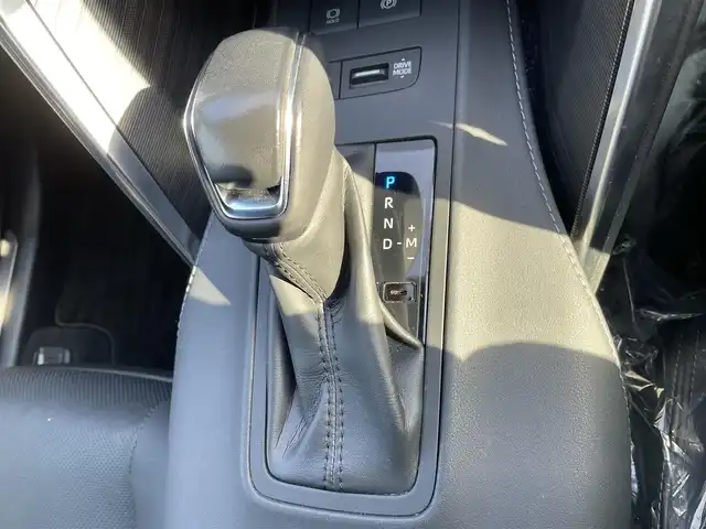 トヨタ ハリアー Z レザーパッケージ 大阪府 2021(令3)年 1.6万km ブラック トヨタセーフティセンス　/純正１２．３インチメーカーディスプレイオーディオナビ　/パノラミックビューモニター　/ＪＢＬプレミアムサウンドシステム　/メーカーデジタルインナーミラー　/前ドライブレコーダー /ビルトインETC2.0/パワーバックドア/ベンチレーションシート/パワーシート/ステアリングヒーター/シートヒーター/レーダークルーズコントロール/コーナーセンサー/社外フロアマット/LEDヘッド・フォグ/BSM/純正19インチAW/スペアキー