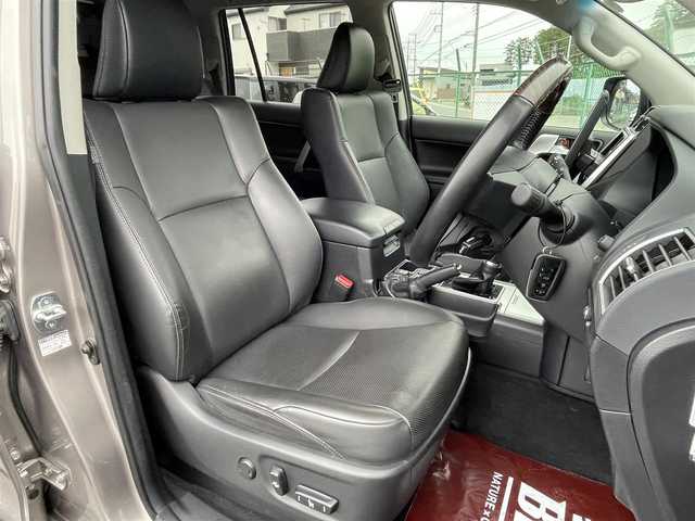 トヨタ ランドクルーザー プラド TX Lパッケージ マットブラED 長野県 2023(令5)年 3.8万km アバンギャルドブロンズメタリック ディーゼル7人乗り/ワンオーナー/ALPINE11インチフローティングBIG Xディスプレイオーディオ/ALPINEフリップダウンモニター/ALPINEドラレコ搭載デジタルミラー/バックカメラ/黒革シート/前席シートヒーター&ベンチレーター/センターデフロック/DAC/レーダークルーズコントロール/オートハイビーム/レーンディパーチャーアラート/プリクラッシュセーフティ/プッシュスタート/ETC/スペアキー1本/車両取説/メンテナンスノート/保証書有り/純正アルミホイール/タイヤ4本1セット付/社外パーツ取付有