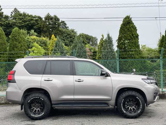 トヨタ ランドクルーザー プラド TX Lパッケージ マットブラED 長野県 2023(令5)年 3.8万km アバンギャルドブロンズメタリック ディーゼル7人乗り/ワンオーナー/ALPINE11インチフローティングBIG Xディスプレイオーディオ/ALPINEフリップダウンモニター/ALPINEドラレコ搭載デジタルミラー/バックカメラ/黒革シート/前席シートヒーター&ベンチレーター/センターデフロック/DAC/レーダークルーズコントロール/オートハイビーム/レーンディパーチャーアラート/プリクラッシュセーフティ/プッシュスタート/ETC/スペアキー1本/車両取説/メンテナンスノート/保証書有り/純正アルミホイール/タイヤ4本1セット付/社外パーツ取付有