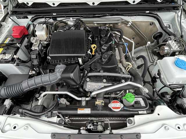 スズキ ジムニー シエラ JC 滋賀県 2023(令5)年 0.8万km ピュアホワイトP ガソリン/4WD(F4)/4速AT/6.8インチ社外ディスプレイオーディオ【FH-8500DVS】/(FM/AM/CD/DVD/USB/Bluetooth)/バックカメラ/前後ドライブレコーダー/社外ドリンクホルダー/デュアルセンサーブレーキサポート/踏み間違い防止アシスト	/レーンキープアシスト	/クルーズコントロール/標識検知機能	/運転席・助手席シートヒーター/電動格納ミラー/アイドリングストップ/革巻きステアリング/ステアリングスイッチ/オートライト/LEDヘッドライト/フロントフォグ/ヘッドライトウォッシャー/フルオートエアコン/プッシュスタート/スマートキー/スペアキー/純正マットガード/社外フロアマット/ミラーヒーター