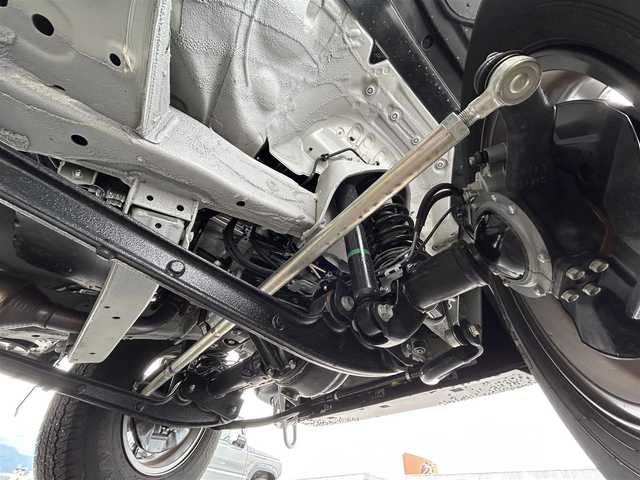 スズキ ジムニー シエラ JC 滋賀県 2023(令5)年 0.8万km ピュアホワイトP ガソリン/4WD(F4)/4速AT/6.8インチ社外ディスプレイオーディオ【FH-8500DVS】/(FM/AM/CD/DVD/USB/Bluetooth)/バックカメラ/前後ドライブレコーダー/社外ドリンクホルダー/デュアルセンサーブレーキサポート/踏み間違い防止アシスト	/レーンキープアシスト	/クルーズコントロール/標識検知機能	/運転席・助手席シートヒーター/電動格納ミラー/アイドリングストップ/革巻きステアリング/ステアリングスイッチ/オートライト/LEDヘッドライト/フロントフォグ/ヘッドライトウォッシャー/フルオートエアコン/プッシュスタート/スマートキー/スペアキー/純正マットガード/社外フロアマット/ミラーヒーター