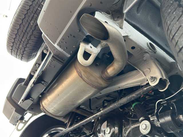スズキ ジムニー シエラ JC 滋賀県 2023(令5)年 0.8万km ピュアホワイトP ガソリン/4WD(F4)/4速AT/6.8インチ社外ディスプレイオーディオ【FH-8500DVS】/(FM/AM/CD/DVD/USB/Bluetooth)/バックカメラ/前後ドライブレコーダー/社外ドリンクホルダー/デュアルセンサーブレーキサポート/踏み間違い防止アシスト	/レーンキープアシスト	/クルーズコントロール/標識検知機能	/運転席・助手席シートヒーター/電動格納ミラー/アイドリングストップ/革巻きステアリング/ステアリングスイッチ/オートライト/LEDヘッドライト/フロントフォグ/ヘッドライトウォッシャー/フルオートエアコン/プッシュスタート/スマートキー/スペアキー/純正マットガード/社外フロアマット/ミラーヒーター