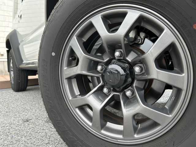 スズキ ジムニー シエラ JC 滋賀県 2023(令5)年 0.8万km ピュアホワイトP ガソリン/4WD(F4)/4速AT/6.8インチ社外ディスプレイオーディオ【FH-8500DVS】/(FM/AM/CD/DVD/USB/Bluetooth)/バックカメラ/前後ドライブレコーダー/社外ドリンクホルダー/デュアルセンサーブレーキサポート/踏み間違い防止アシスト	/レーンキープアシスト	/クルーズコントロール/標識検知機能	/運転席・助手席シートヒーター/電動格納ミラー/アイドリングストップ/革巻きステアリング/ステアリングスイッチ/オートライト/LEDヘッドライト/フロントフォグ/ヘッドライトウォッシャー/フルオートエアコン/プッシュスタート/スマートキー/スペアキー/純正マットガード/社外フロアマット/ミラーヒーター