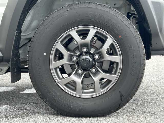 スズキ ジムニー シエラ JC 滋賀県 2023(令5)年 0.8万km ピュアホワイトP ガソリン/4WD(F4)/4速AT/6.8インチ社外ディスプレイオーディオ【FH-8500DVS】/(FM/AM/CD/DVD/USB/Bluetooth)/バックカメラ/前後ドライブレコーダー/社外ドリンクホルダー/デュアルセンサーブレーキサポート/踏み間違い防止アシスト	/レーンキープアシスト	/クルーズコントロール/標識検知機能	/運転席・助手席シートヒーター/電動格納ミラー/アイドリングストップ/革巻きステアリング/ステアリングスイッチ/オートライト/LEDヘッドライト/フロントフォグ/ヘッドライトウォッシャー/フルオートエアコン/プッシュスタート/スマートキー/スペアキー/純正マットガード/社外フロアマット/ミラーヒーター