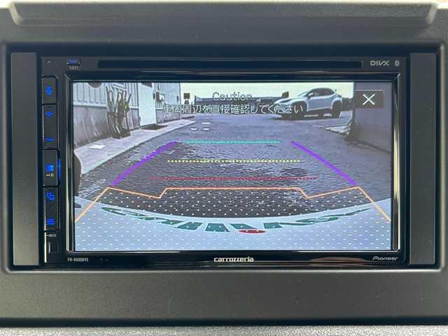 スズキ ジムニー シエラ JC 滋賀県 2023(令5)年 0.8万km ピュアホワイトP ガソリン/4WD(F4)/4速AT/6.8インチ社外ディスプレイオーディオ【FH-8500DVS】/(FM/AM/CD/DVD/USB/Bluetooth)/バックカメラ/前後ドライブレコーダー/社外ドリンクホルダー/デュアルセンサーブレーキサポート/踏み間違い防止アシスト	/レーンキープアシスト	/クルーズコントロール/標識検知機能	/運転席・助手席シートヒーター/電動格納ミラー/アイドリングストップ/革巻きステアリング/ステアリングスイッチ/オートライト/LEDヘッドライト/フロントフォグ/ヘッドライトウォッシャー/フルオートエアコン/プッシュスタート/スマートキー/スペアキー/純正マットガード/社外フロアマット/ミラーヒーター