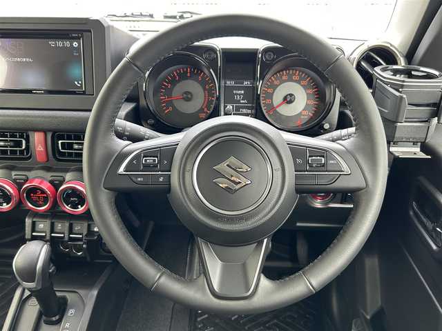 スズキ ジムニー シエラ JC 滋賀県 2023(令5)年 0.8万km ピュアホワイトP ガソリン/4WD(F4)/4速AT/6.8インチ社外ディスプレイオーディオ【FH-8500DVS】/(FM/AM/CD/DVD/USB/Bluetooth)/バックカメラ/前後ドライブレコーダー/社外ドリンクホルダー/デュアルセンサーブレーキサポート/踏み間違い防止アシスト	/レーンキープアシスト	/クルーズコントロール/標識検知機能	/運転席・助手席シートヒーター/電動格納ミラー/アイドリングストップ/革巻きステアリング/ステアリングスイッチ/オートライト/LEDヘッドライト/フロントフォグ/ヘッドライトウォッシャー/フルオートエアコン/プッシュスタート/スマートキー/スペアキー/純正マットガード/社外フロアマット/ミラーヒーター