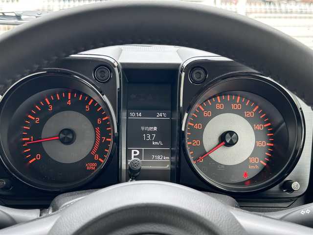 スズキ ジムニー シエラ JC 滋賀県 2023(令5)年 0.8万km ピュアホワイトP ガソリン/4WD(F4)/4速AT/6.8インチ社外ディスプレイオーディオ【FH-8500DVS】/(FM/AM/CD/DVD/USB/Bluetooth)/バックカメラ/前後ドライブレコーダー/社外ドリンクホルダー/デュアルセンサーブレーキサポート/踏み間違い防止アシスト	/レーンキープアシスト	/クルーズコントロール/標識検知機能	/運転席・助手席シートヒーター/電動格納ミラー/アイドリングストップ/革巻きステアリング/ステアリングスイッチ/オートライト/LEDヘッドライト/フロントフォグ/ヘッドライトウォッシャー/フルオートエアコン/プッシュスタート/スマートキー/スペアキー/純正マットガード/社外フロアマット/ミラーヒーター