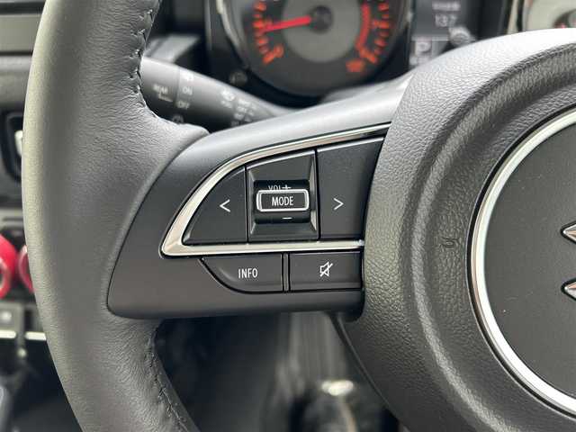スズキ ジムニー シエラ JC 滋賀県 2023(令5)年 0.8万km ピュアホワイトP ガソリン/4WD(F4)/4速AT/6.8インチ社外ディスプレイオーディオ【FH-8500DVS】/(FM/AM/CD/DVD/USB/Bluetooth)/バックカメラ/前後ドライブレコーダー/社外ドリンクホルダー/デュアルセンサーブレーキサポート/踏み間違い防止アシスト	/レーンキープアシスト	/クルーズコントロール/標識検知機能	/運転席・助手席シートヒーター/電動格納ミラー/アイドリングストップ/革巻きステアリング/ステアリングスイッチ/オートライト/LEDヘッドライト/フロントフォグ/ヘッドライトウォッシャー/フルオートエアコン/プッシュスタート/スマートキー/スペアキー/純正マットガード/社外フロアマット/ミラーヒーター