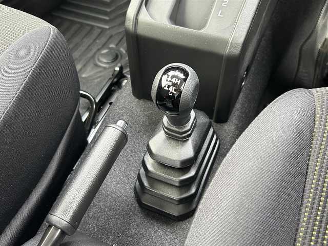 スズキ ジムニー シエラ JC 滋賀県 2023(令5)年 0.8万km ピュアホワイトP ガソリン/4WD(F4)/4速AT/6.8インチ社外ディスプレイオーディオ【FH-8500DVS】/(FM/AM/CD/DVD/USB/Bluetooth)/バックカメラ/前後ドライブレコーダー/社外ドリンクホルダー/デュアルセンサーブレーキサポート/踏み間違い防止アシスト	/レーンキープアシスト	/クルーズコントロール/標識検知機能	/運転席・助手席シートヒーター/電動格納ミラー/アイドリングストップ/革巻きステアリング/ステアリングスイッチ/オートライト/LEDヘッドライト/フロントフォグ/ヘッドライトウォッシャー/フルオートエアコン/プッシュスタート/スマートキー/スペアキー/純正マットガード/社外フロアマット/ミラーヒーター