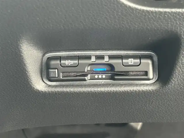 ホンダ フィット e:HEVホーム 長崎県 2023(令5)年 0.1万km プラチナホワイトパール ワンオーナー/純正HDDナビ/(CD/DVD/BT/フルセグ)/バックカメラ/衝突軽減ブレーキ/レーンアシスト/コーナーセンサー/レーダークルーズ/ハーフレザーシート/ETC/オートライト/電子パーキングブレーキ/電動格納ミラー