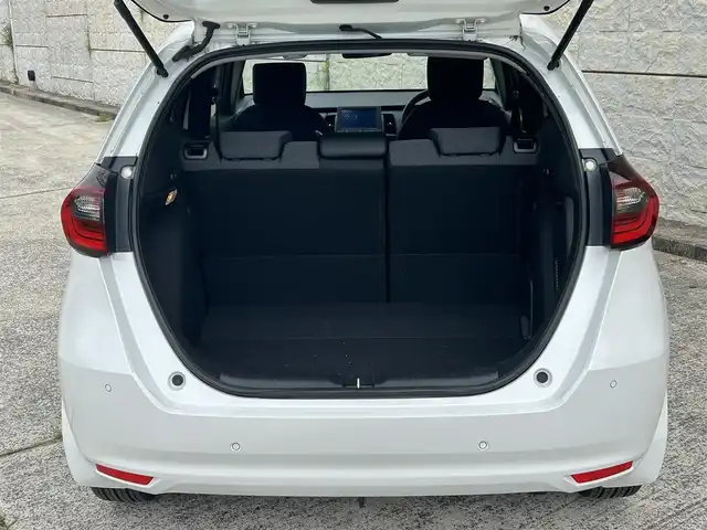 ホンダ フィット e:HEVホーム 長崎県 2023(令5)年 0.1万km プラチナホワイトパール ワンオーナー/純正HDDナビ/(CD/DVD/BT/フルセグ)/バックカメラ/衝突軽減ブレーキ/レーンアシスト/コーナーセンサー/レーダークルーズ/ハーフレザーシート/ETC/オートライト/電子パーキングブレーキ/電動格納ミラー