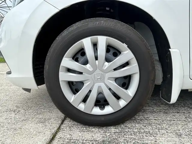 ホンダ フィット e:HEVホーム 長崎県 2023(令5)年 0.1万km プラチナホワイトパール ワンオーナー/純正HDDナビ/(CD/DVD/BT/フルセグ)/バックカメラ/衝突軽減ブレーキ/レーンアシスト/コーナーセンサー/レーダークルーズ/ハーフレザーシート/ETC/オートライト/電子パーキングブレーキ/電動格納ミラー