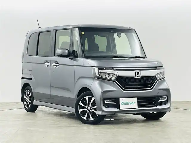ホンダ Ｎ ＢＯＸ カスタム G L ホンダセンシング 福島県 2020(令2)年 2.4万km シャイニンググレーM ホンダセンシング/・衝突軽減ブレーキ/・レーンキープアシスト/・レーダークルーズコントロール/・先行車発進お知らせ機能/純正ナビ/・型番：VXM-204VFi/・フルセグTV/CD/DVD/BT/USB/・バックカメラ/・ETC/・ドライブレコーダー/左側パワースライドドア/ステアリングリモコン/シートヒーター(運転席/助手席)/プッシュスタート/・スマートキー/・スペアキー/LEDヘッドライト/・オートライト/・フォグライト/純正フロアマット/電動格納ウィンカーミラー/社外AW付スタッドレスタイヤ積込/・155/65R14 4mm