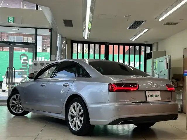 アウディ Ａ６ 2．0 TFSI クワトロ 東京都 2016(平28)年 2.7万km シルバー ・純正ナビ/（Bluetooth/フルセグTV/DVD/CD/AUX/AV)/・BOSEオーディオ/・バックカメラ/・クルーズコントロール/・前後コーナーセンサー/・電動パーキングブレーキ/・革ステアリング/・ステアリングスイッチ/・MTモード/・レザーシート/・前席パワーシート/・前席シートヒーター/・電動リアゲート/・HIDライト/・ETC/・フロアマット/・純正18インチアルミホイール/・スペアキー×2/・取扱説明書
